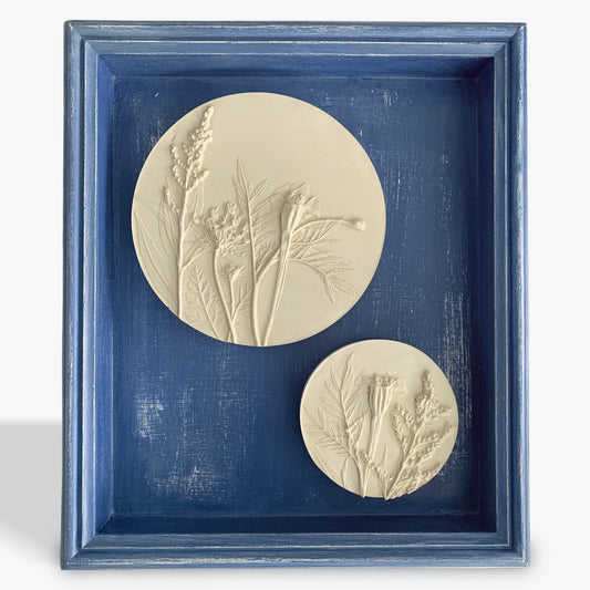 Flores silvestres sobre fondo azul de Rebecca Fortin