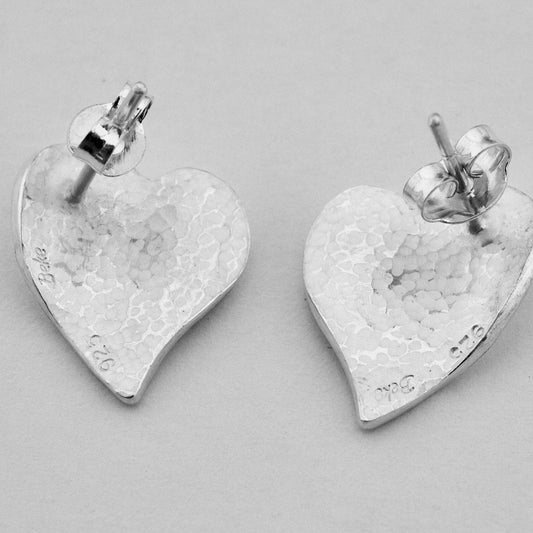 Boucles d'oreilles cœur en argent sterling martelé à la main par Monica Gennaro