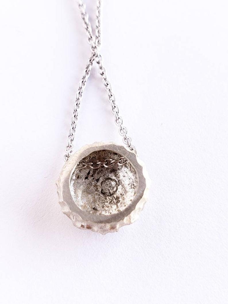 Luna, colgante texturizado de plata esterlina de Monique Van Wel - VENDIDO
