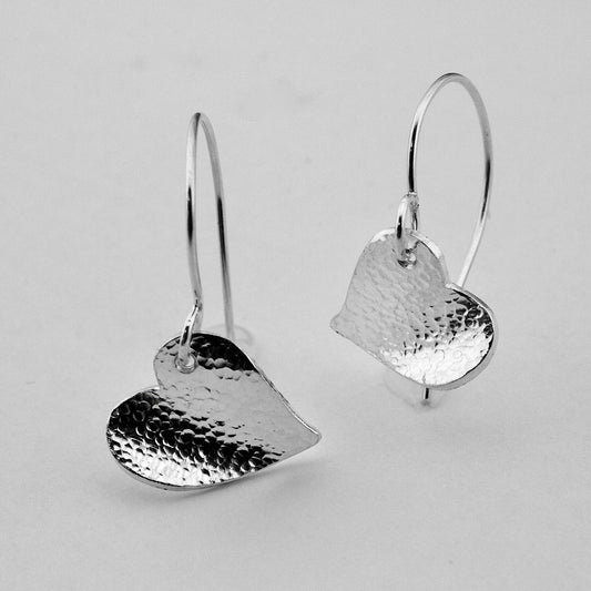 Pendientes colgantes de corazón de plata de Monica Gennaro (Beke Design)