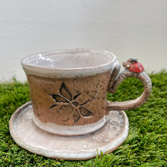 Tasse à thé Lady Bug avec détail Abeille par Cathy Lombard