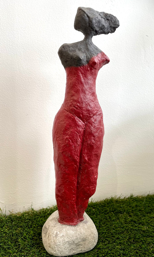 Femme en robe rouge par Anja Kooistra